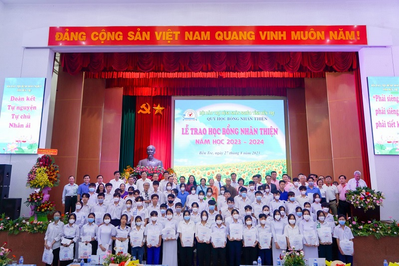 Các em học sinh chụp ảnh lưu niệm cùng Lãnh đạo tỉnh Bến Tre, Lãnh đạo Quỹ Học bổng Nhân Thiện, Lãnh đạo Dongtam Group và các Đại diện các Đơn vị tài trợ