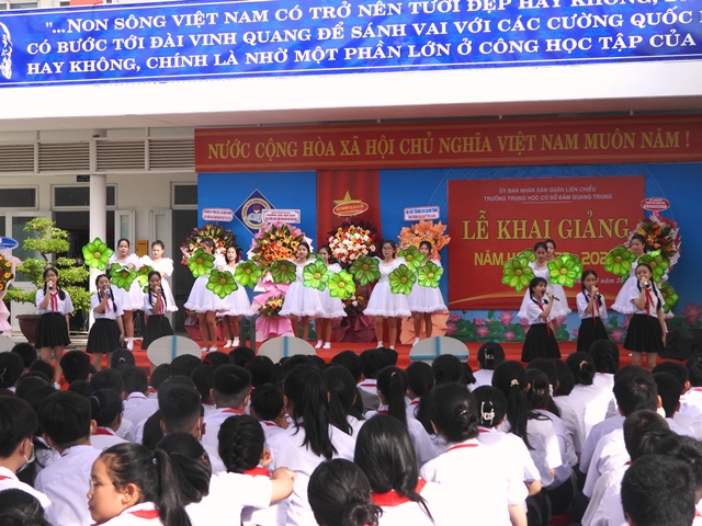 Tiết mục Văn nghệ của học sinh trường Đàm Quang Trung