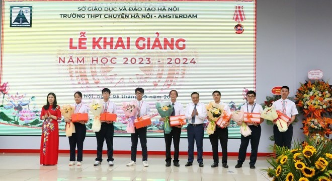 Chủ tịch UBND thành phố Hà Nội trao thưởng cho học sinh, thầy cô giáo lãnh đội đạt thành tích xuất sắc trong kì thi Olympic Thiên văn và Vật lý thiên văn quốc tế 2023.