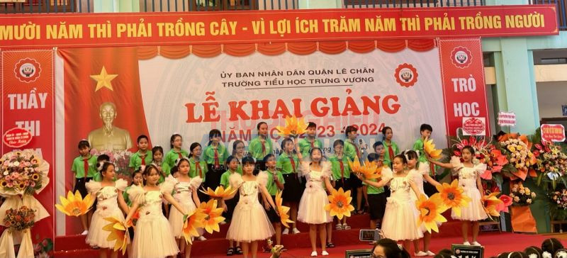 Tiết mục văn nghệ do học sinh Trường tiểu học Trưng Vương biểu diễn