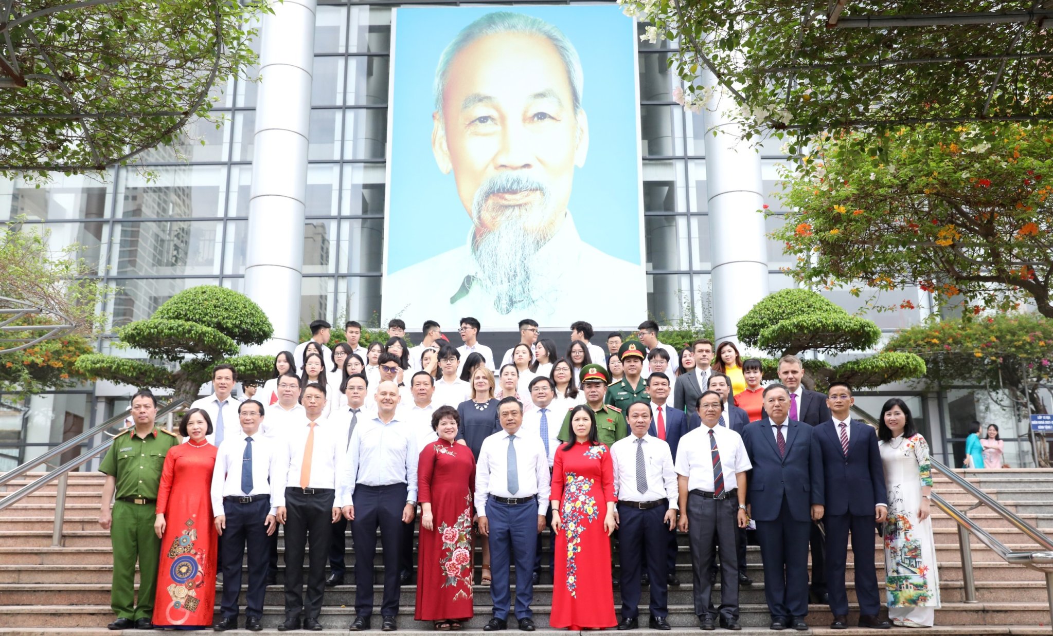 Chủ tịch UBND TP Hà Nội cùng các đại biểu cùng chụp ảnh chung cùng cô và trò Trường THPT Chuyên Hà Nội - Amsterdam