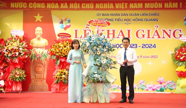 Ông Nguyễn Đăng Huy – Phó Bí thư Quận ủy, Chủ tịch UBND quận Liên Chiểu, đến dự tại trường tiểu học Hồng Quang