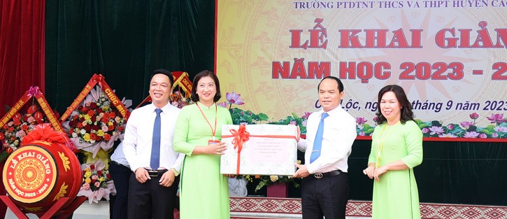 Bí thư Tỉnh ủy Lạng Sơn Nguyễn Quốc Đoàn tặng quà cho giáo viên, học sinh Trường Phổ thông Dân tộc nội trú THCS và THPT huyện Cao Lộc