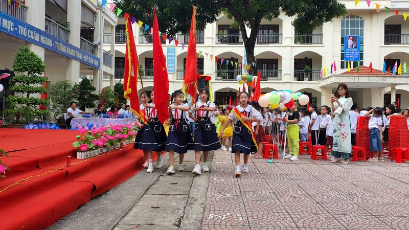 C&aacute;c em học sinh trường Tiểu học Đ&ocirc;ng Phong, huyện Y&ecirc;n Phong diễu h&agrave;nh ch&agrave;o đ&oacute;n c&aacute;c em học sinh lớp 1 (Ảnh: B&aacute; Đo&agrave;n).