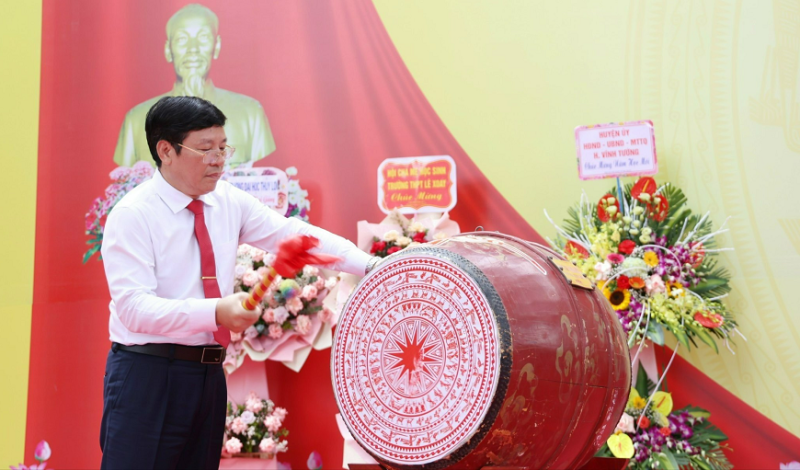 Chủ tịch UBND tỉnh Vĩnh Phúc, ông Lê Duy Thành đánh trống khai giảng năm học mới, năm học 2023-2024