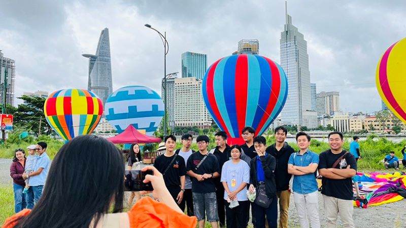 Điểm nhấn từ hoạt động thả khinh khí cầu thu hút người dân thành phố đến xem