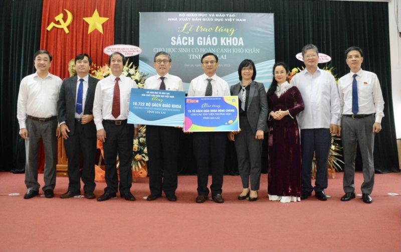 Gia Lai: Trao tặng 18.722 bộ sách giáo khoa cho học sinh nghèo