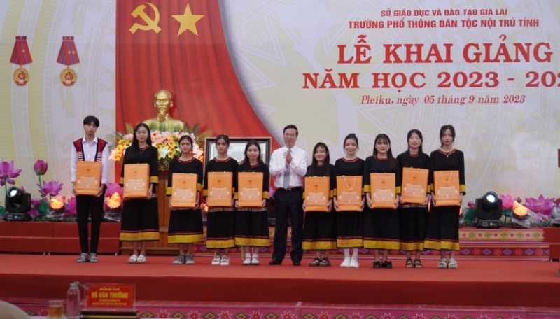 Chủ tịch nước Võ Văn Thưởng trao học bổng cho 10 em học sinh Trường Phổ thông Dân tộc nội trú tỉnh Gia Lai. Ảnh: Đức Thụy