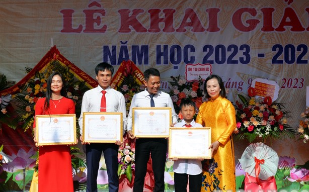 Chủ tịch HĐND tỉnh Lạng Sơn Đoàn Thị Hậu dự lễ khai giảng và tặng quà cho các giáo viên và học sinh có thành tích xuất sắc của Trường THCS Hoàng Văn Thụ, thành phố Lạng Sơn.