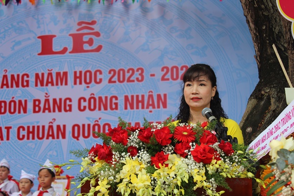 Cô Nguyễn Thị Phượng Hiệu trưởng nhà trường phát biểu tại buổi lễ