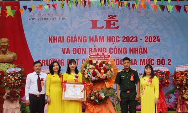 Đại diện UBND thành phố Vũng Tàu trao Bằng công nhận trường đạt chuẩn quốc gia mức độ 2 cho Ban giám hiệu nhà trường