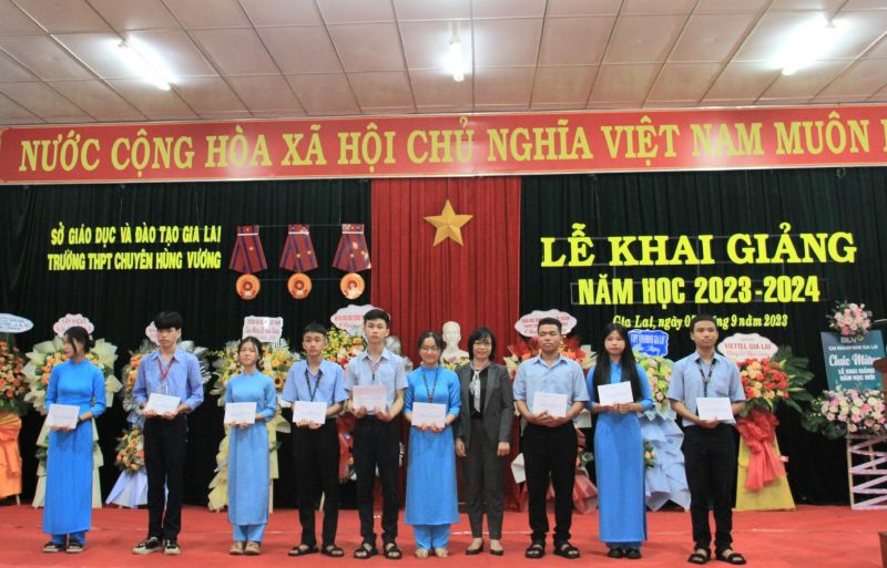 Phó Chủ tịch UBND tỉnh Nguyễn Thị Thanh Lịch trao 10 suất học bổng Nay Der cho các em học sinh