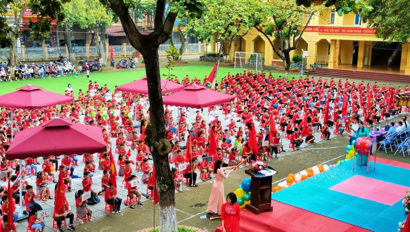 Không khí tưng bừng trong ngày khai giảng năm học tại trường Tiểu học Thị trấn Yên Lạc- huyện Yên Lạc