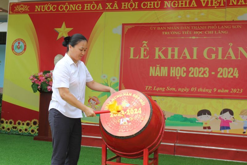 Bí thư Thành ủy Lạng Sơn Đoàn Thị Loan đánh trống khai giảng năm học mới tại Trường Tiểu học Chi Lăng