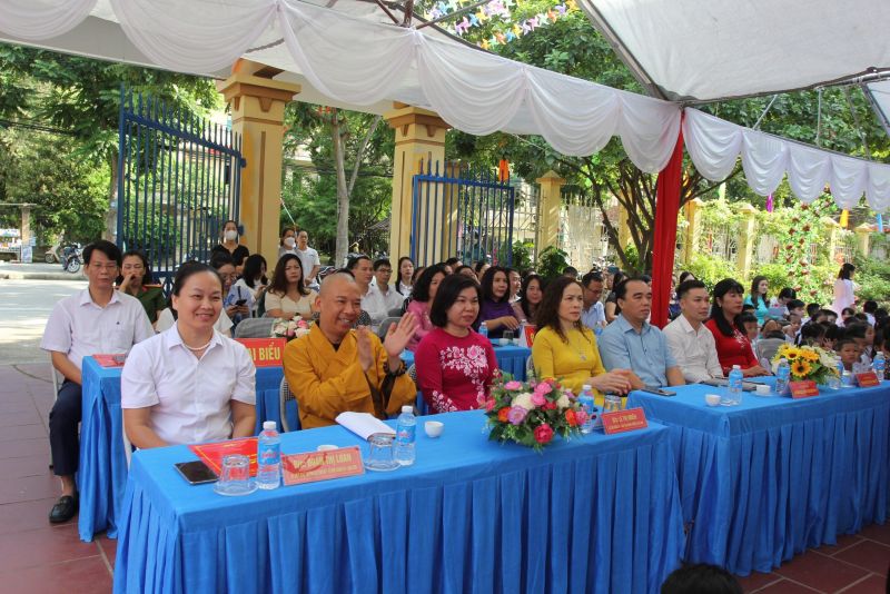 Bí thư Thành ủy Lạng Sơn Đoàn Thị Loan cùng các đại biểu tham dự lễ khai giảng