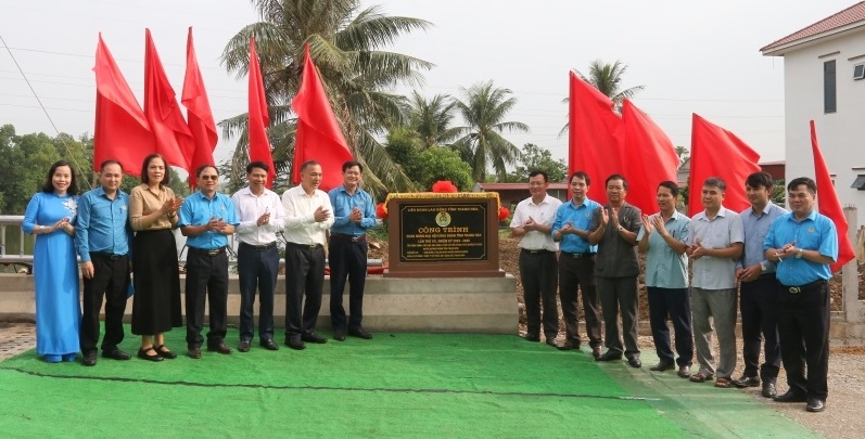 Lãnh đạo LĐLĐ tỉnh Thanh Hoá, Sở Giao thông – Vận tải và huyện Quảng Xương gắn biển công trình: Cầu Lộc qua sông Lý nối xã Tiên Trang và xã Quảng Trường.