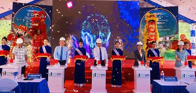 Ban tổ chức và lãnh đạo tỉnh Bình Định thực hiện nghi thức khởi công dự án. Ban tổ chức và lãnh đạo tỉnh Bình Định thực hiện nghi thức khởi công dự án.