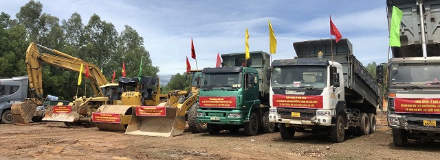 Đơn vị thi công thực hiện nghi thức động thổ dự án. Đơn vị thi công thực hiện nghi thức động thổ dự án.