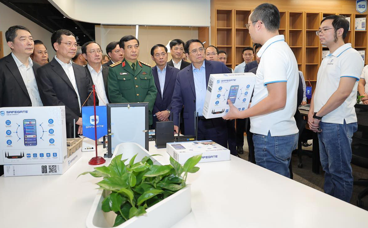 Thủ tướng Phạm Minh Chính trao đổi với một đơn vị đổi mới sáng tạo ngày 4-3-2023