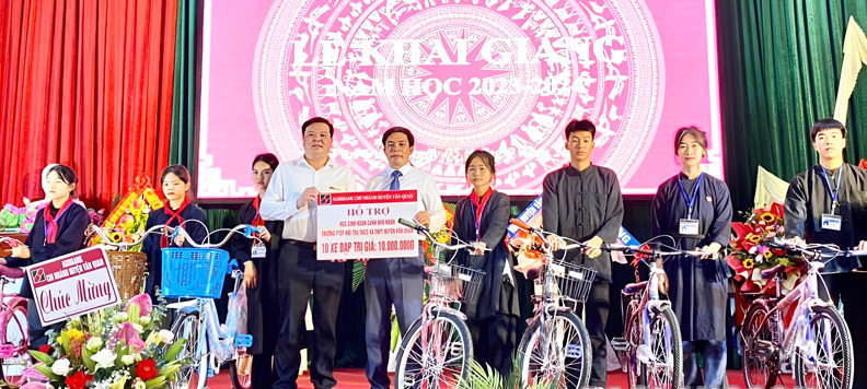 Đại diện Agribank Văn Quan trao tặng xe đạp cho học sinh có hoàn cảnh khó khăn trường Phổ thông dân tộc nội trú THCS và THPT huyện Văn Quan