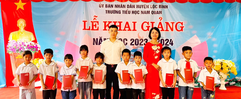 Đại diện Agribank Lộc Bình trao quà cho các em học sinh trường Tiểu học Nam quan, huyện Lộc Bình