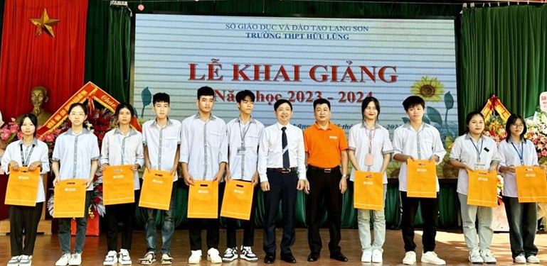 Lãnh đạo ngân hàng SHB Lạng Sơn trao quà cho các em học sinh trường THPT Hữu Lũng, huyện Hữu Lũng