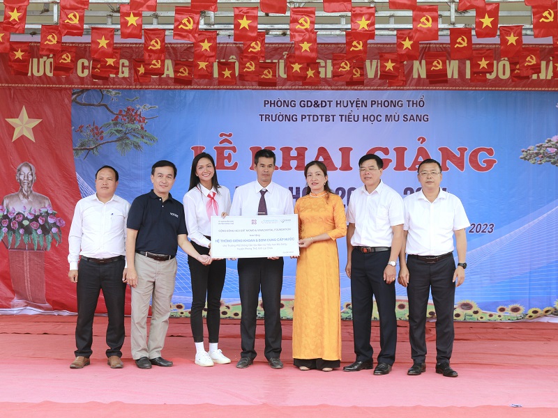 Đại diện VCF và Hoa hậu H'Hen Niê trao bảng tài trợ tượng trưng cho đại diện huyện Phong Thổ và trường Tiểu học Mù Sang