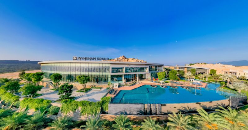 Wyndham Grand KN Paradise Cam Ranh tọa lạc trong Khu phức hợp nghỉ dưỡng giải trí KN Paradise, Bãi Dài, chỉ mất 5 phút lái xe từ sân bay Quốc tế Cam Ranh