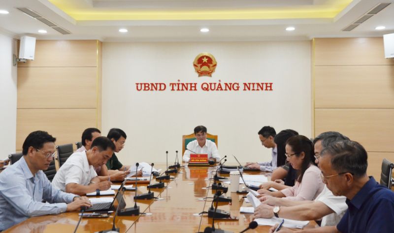Đồng chí Bùi Văn Khắng, Phó Chủ tịch UBND tỉnh Quảng Ninh chủ trì cuộc họp.
