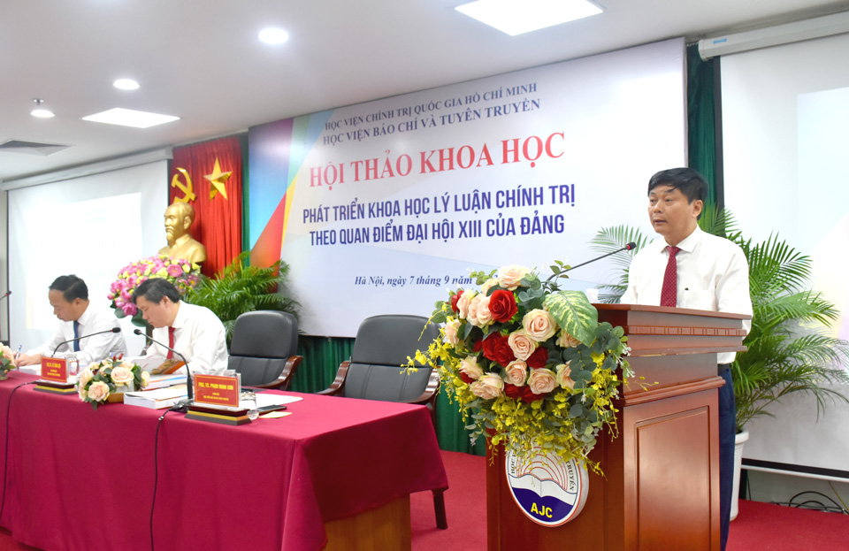 GS,TS. Lê Văn Lợi, Phó Giám đốc Học viện Chính trị quốc gia Hồ Chí Minh phát biểu khai mạc Hội thảo.