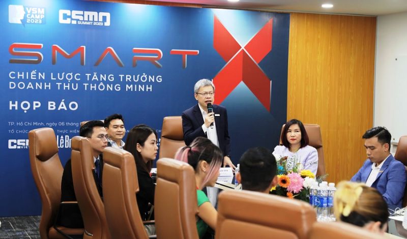 Ông Lê Quốc Vinh, Chủ tịch Le Bros, Phó Chủ tịch CSMO, Trưởng ban Tổ chức VSMCamp và CSMOSummit 2023 giới thiệu về sự kiện. Ông Lê Quốc Vinh, Chủ tịch Le Bros, Phó Chủ tịch CSMO, Trưởng ban Tổ chức VSMCamp và CSMOSummit 2023 giới thiệu về sự kiện.