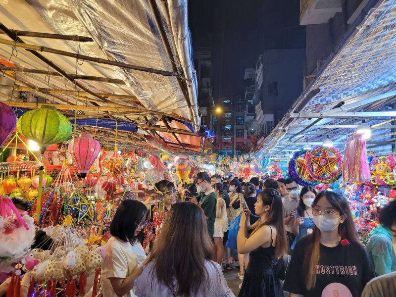 Còn gần 1 tháng nữa là tới Tết Trung thu 2023, nhưng những ngày này tại khu phố lồng đèn lớn nhất TP. Hồ Chí Minh đã bắt đầu nhộn nhịp người dân đổ về mua sắm, chụp ảnh...