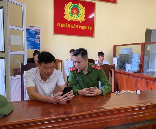 Công an huyện Vĩnh Lộc hướng dẫn người dân sử dụng dịch vụ công trực tuyến.