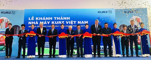 Ban tổ chức v&agrave; quan kh&aacute;ch thực hiện nghi thức căt băng kh&aacute;nh th&agrave;nh Nh&agrave; m&aacute;y.