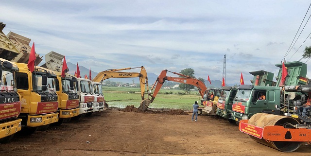 Nh&agrave; thầu x&acirc;y lắp thực hiện nghi thức động thổ.