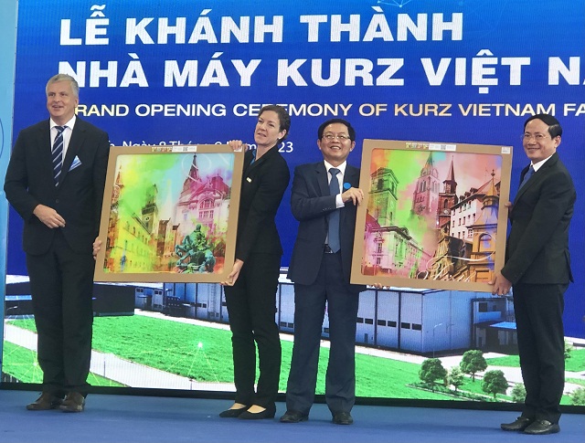 L&atilde;nh đạo Tập đo&agrave;n KURZ tặng qu&agrave; lưu niệm cho l&atilde;nh đạo tỉnh B&igrave;nh Định.