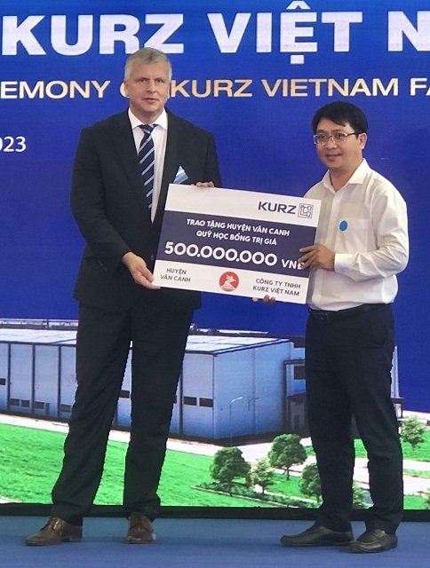 L&atilde;nh đạo C&ocirc;ng ty TNHH KURZ Việt Nam trao tặng &ldquo;Quỹ Học bổng KURZ&rdquo; cho Trường Đại học Quy Nhơn v&agrave; Huyện V&acirc;n Canh.