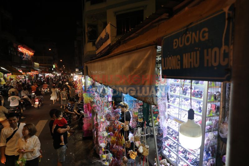 Phố lồng đèn trên đường Lương Nhữ Học là nơi vừa sản xuất, vừa buôn bán nhiều loại lồng đèn
