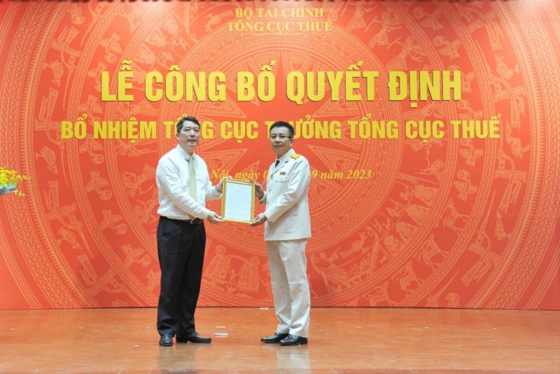 Thứ trưởng Bộ Tài chính Cao Anh Tuấn (bên trái) trao Quyết định bổ nhiệm Tổng cục trưởng Tổng cục Thuế cho ông Mai Xuân Thành.