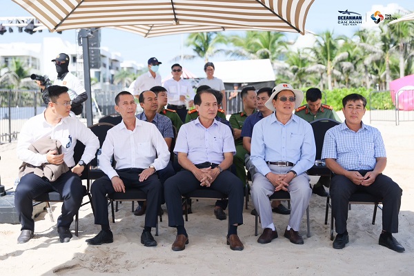 Đại biểu các sở ngành tỉnh Khánh Hòa tới dự lễ khai mạc