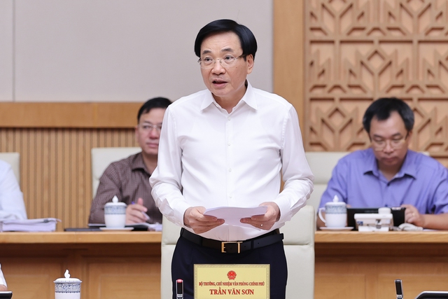 Bộ trưởng, Chủ nhiệm VPCP Trần Văn Sơn báo cáo tại Phiên họp - Ảnh: VGP/Nhật Bắc