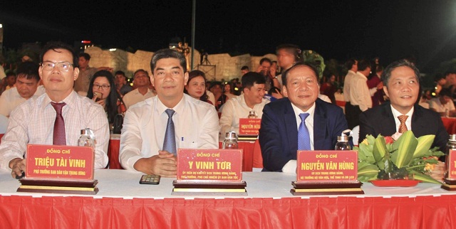 Các vị đại biểu llãnh đạo Trung ương tham dự Lễ khai mạc Ngày hội. Các vị đại biểu llãnh đạo Trung ương tham dự Lễ khai mạc Ngày hội.