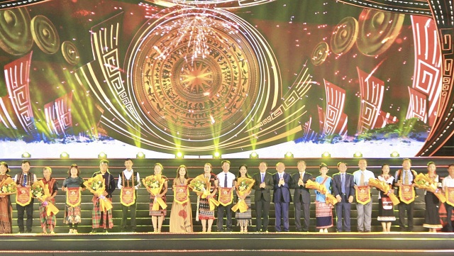 Ban tổ chức tặng cờ lưu niệm cho các đoàn. Ban tổ chức tặng cờ lưu niệm cho các đoàn.