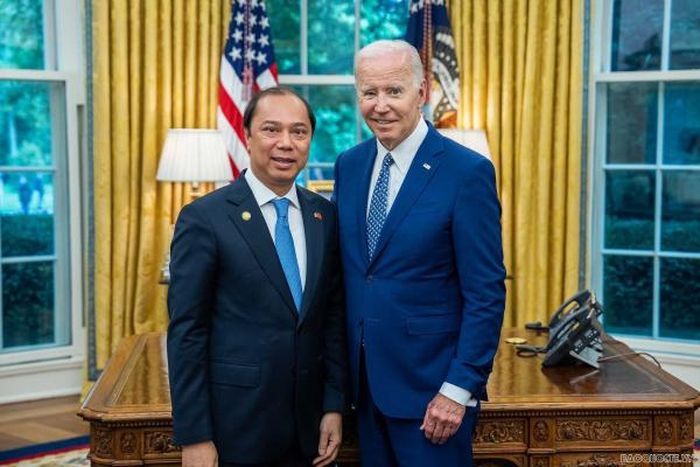 Đại sứ Nguyễn Quốc Dũng tới chào Tổng thống Joe Biden, trong khuôn khổ cuộc Tổng thống Hoa Kỳ tiếp các Đại sứ mới nhận nhiệm vụ, 6/2022. Ảnh báo Quốc tế