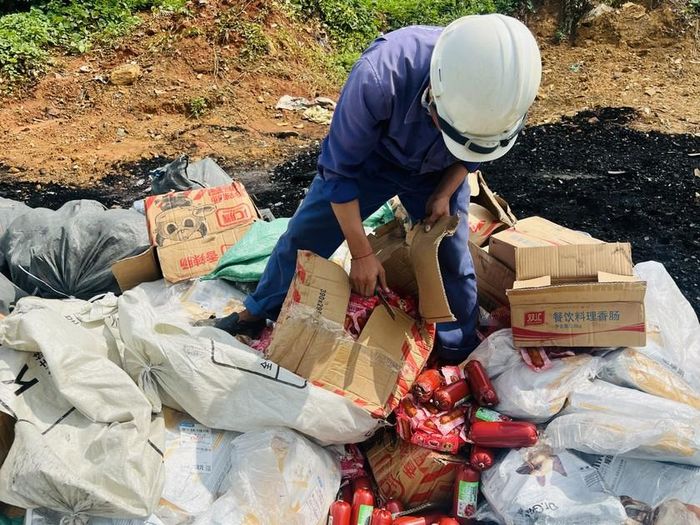 Lực lượng chức năng đã ra quyết định xử phạt hành chính với các chủ lô hàng vi phạm