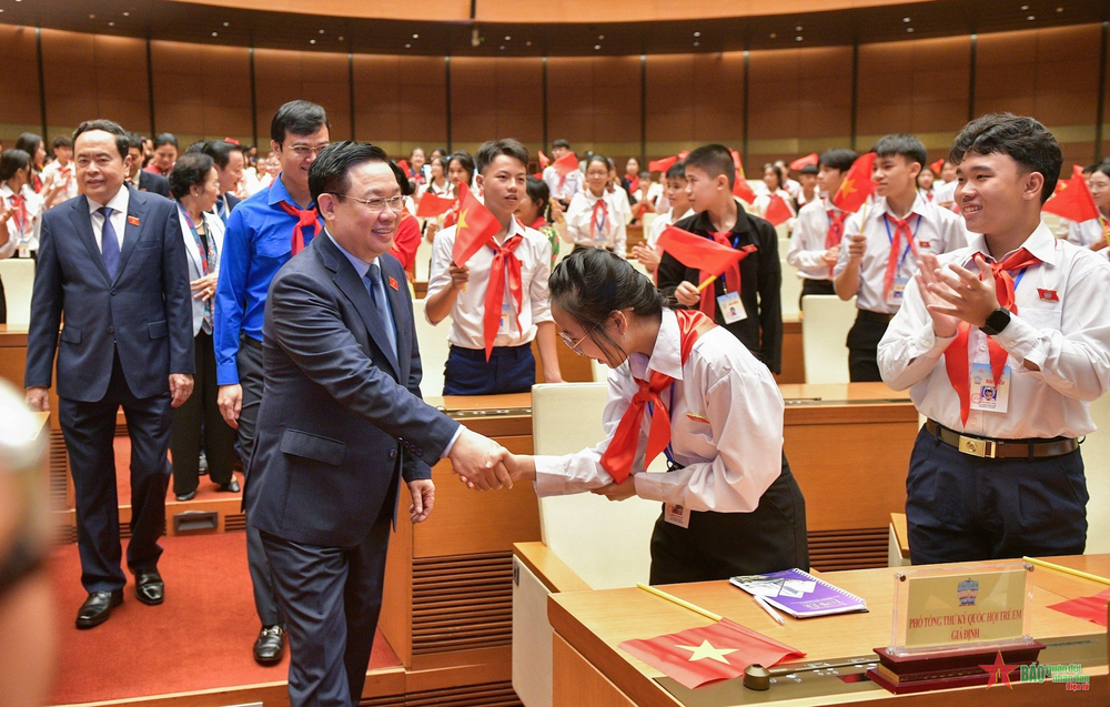 Chủ tịch Quốc hội Vương Đình Huệ tới dự Phiên họp giả định Quốc hội trẻ em.