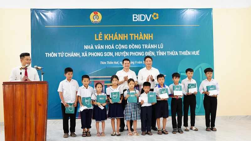06 Đại diện BIDV trao quà cho trẻ em có hoàn cảnh khó khăn