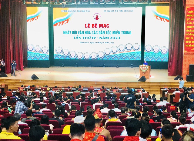 1- Quang cảnh Lễ bế mạc Ng&agrave;y hội.