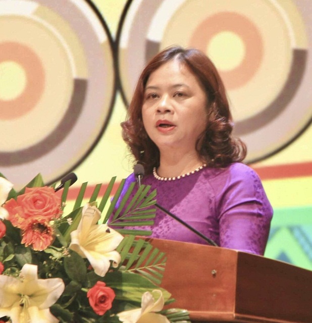 B&agrave; Nguyễn Thị Hải Nhung tr&igrave;nh b&agrave;y B&aacute;o c&aacute;o tổng kết Ng&agrave;y hội.