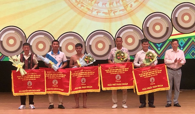 Ban tổ chức trao cờ cho c&aacute;c đo&agrave;n đạt giải cao.